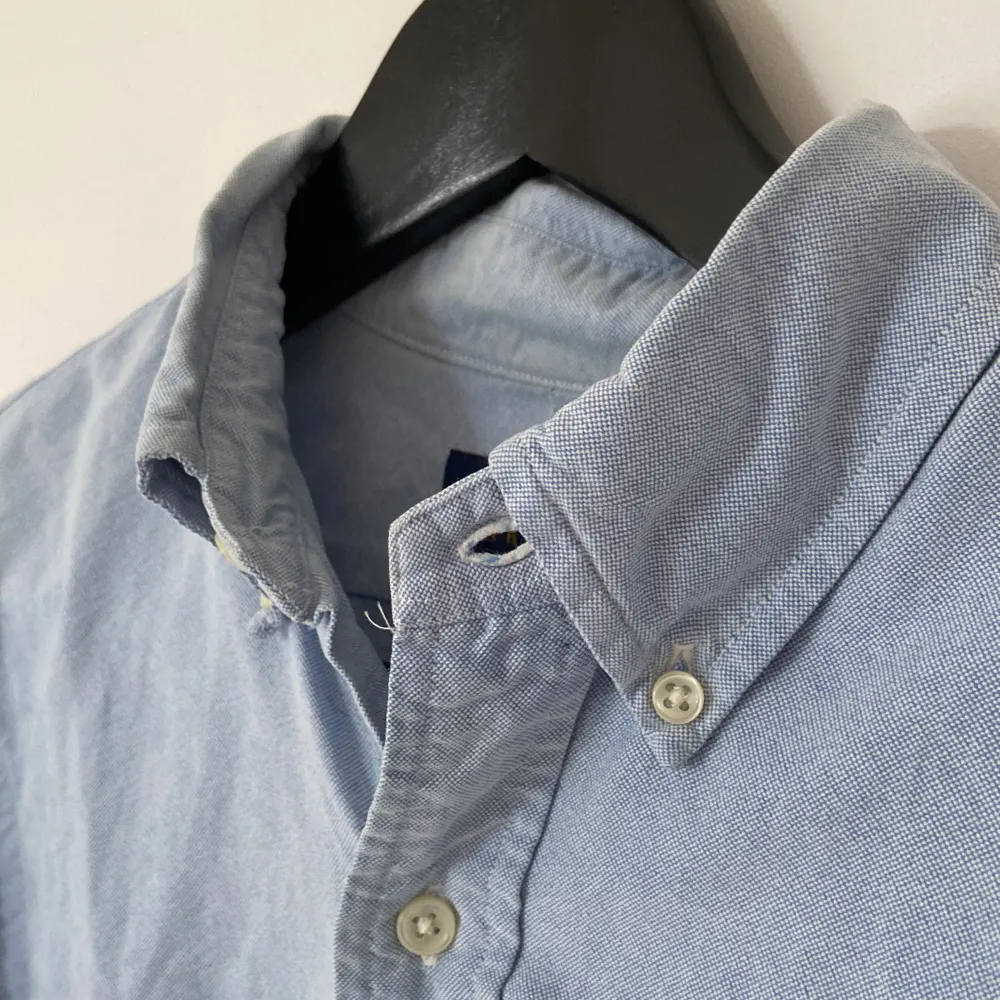 Säljer denna riktigt snygga ljusblå Ralph Lauren skjorta i storlek S.. Skjortor.