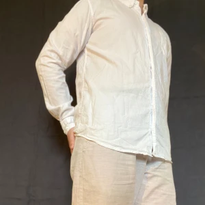 Gant skjorta Oxford - Snygg Gant skjorta som passar bra till festliga tillfällen eller bara nice att ha på sig då den är len mot huden det har använts hyfsat men det är absolut inget man lägger märke till. Priset diskuteras, fråga gärna om mer info eller fler bilder.