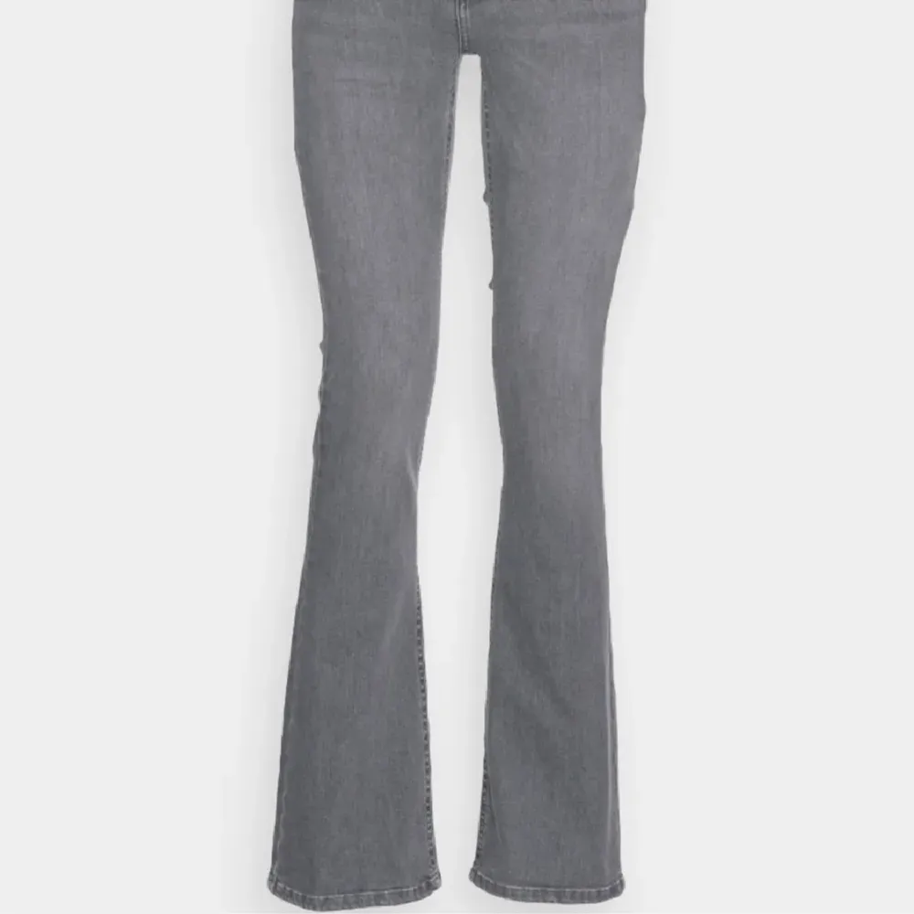 Galet snygga midwaist flare/bootcut jeans från only, nyskick!!! 💕💕Köpta för 500. Jeans & Byxor.