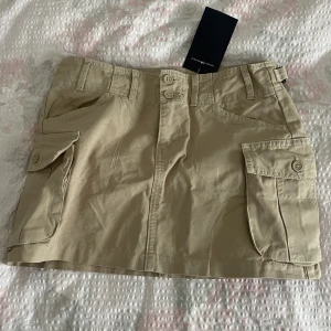 Brandy Melville  - En helt oanvänd brandy kjol som är förstor på mig, därav har jag inga bilder. 🥰(nypris 320kr)