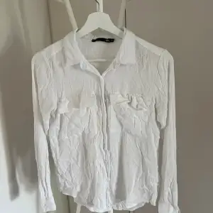 Säljer denna vita skjorta från Lager 157. Fint skicka och bra passform. Går att klä upp och klä ner. Nypris ca 120 kronor. 