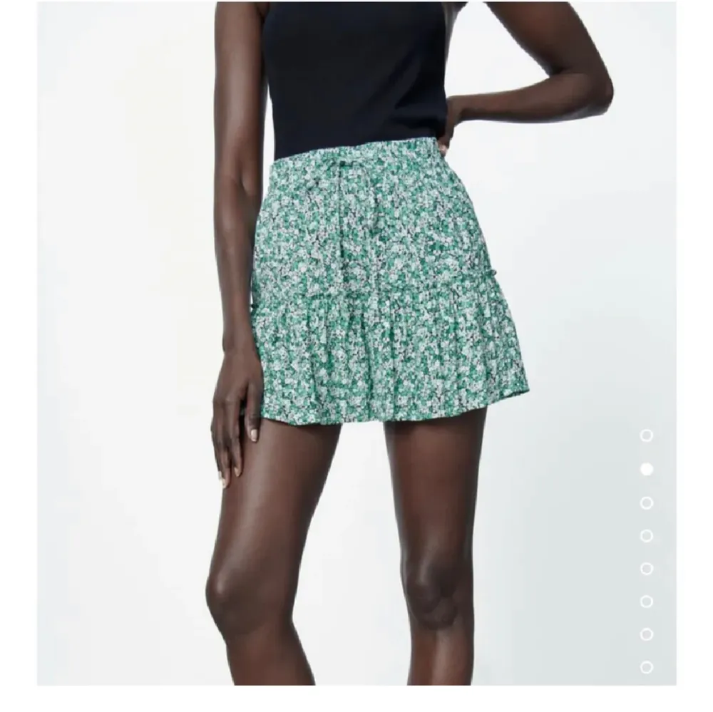 Säker denna superfina slutsålda blommiga zara kjol få den inte kommer till användning längre💚Den har inbyggda shorts så passar till allt💙🌸Har tyvärr ett lite hår där bak där av priset, men det kan man enkelt sy igen(se sista bild)💙💚 . Kjolar.