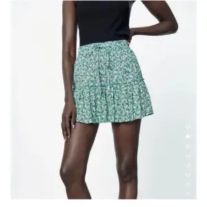 Säker denna superfina slutsålda blommiga zara kjol få den inte kommer till användning längre💚Den har inbyggda shorts så passar till allt💙🌸Har tyvärr ett lite hår där bak där av priset, men det kan man enkelt sy igen(se sista bild)💙💚 