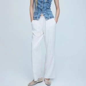 Linnebyxor  - Säljer linnebyxor från hm i strl XS. Jag är 165cm. Skriv vid frågor eller intresse. 