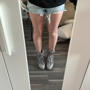 Fransade skor!!💓💓 - Säljer dessa skit coola fransade skor i storlek 37 pga av att dom va lite stora på mig, bra skick och har inga slitningar!! (Skon har en klack) 🩷🩷Skriv för fler bilder och detaljer!💗