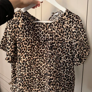 Leopardblues🤎 - Blues i leopardmönster som knäpps i nacken från Lindex🤎Är från barnavdelningen, men passar storlekarna Xs-S, kanske M. 