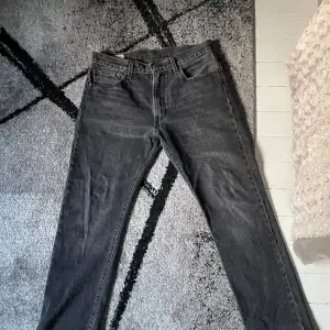 Hej, säljer mina fina Levis jeans i modellen 551, jeansen är i 9/10 skick och är i storlek 32/32. Pris kan diskuteras. Kom privat för frågor 🤩