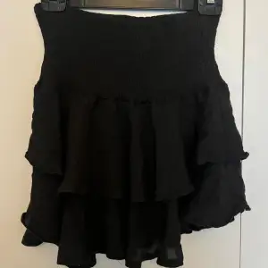 En kort svart kjol som jag även använt som en off shoulder tröja. Jätte söt och är i bra skick🥰
