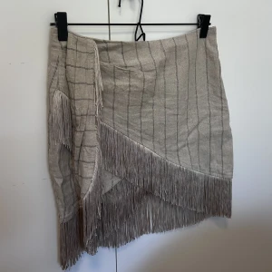 Kjol i linnemix - Superfin och unik kjol från Claire Rose collektionen för NAKD. Aldrig använd men kan ha blivit tvättad någon gång, ingen lapp kvar. Perfekt skick 