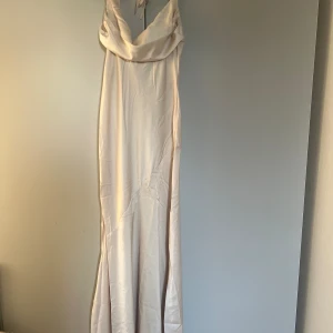 Långklänning - Jättefin och klassisk långklänning som passar perfekt för finare tillfällen såsom balen eller middag! Helt oanvänd med prislapp fortfarande på, tanken var att ha till balen men hittade en annan istället!  För fler bilder - fråga mig 🥰