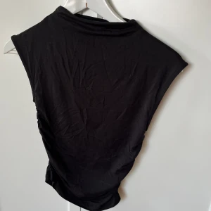 Soft touch topp ginatricot - Säljer denna fina topp från gina tricots kollektion ”soft touch”. Supermjuk & fin topp. Nypris 179kr. Denna är inte använd alls då jag köpte den i fel storlek. Så fin och mjukt tyg!  Ps säljer också jeanskjolen på bild 3 🩵