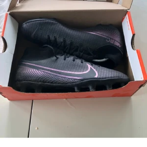 Nike fotbollsskor st 40, ny skick  - Hej säljer nu mina fotbollsskor som knappt är använda. 1000kr+ nya 10/10 i kvalitet.