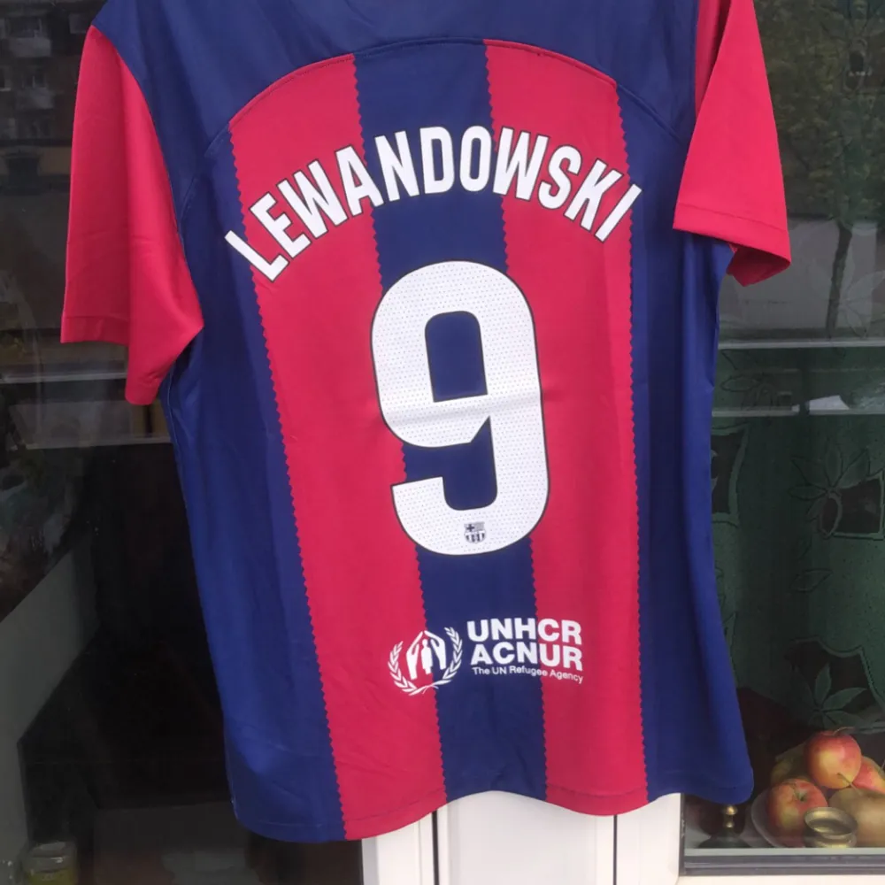 Hej  Jag säljer en fin Barca tröja med Lewandowski på ryggen riktigt snygg till sommaren. Tröjan är i storlek M och har aldrig blivit använd. Påse till tröjan medföljer.. T-shirts.