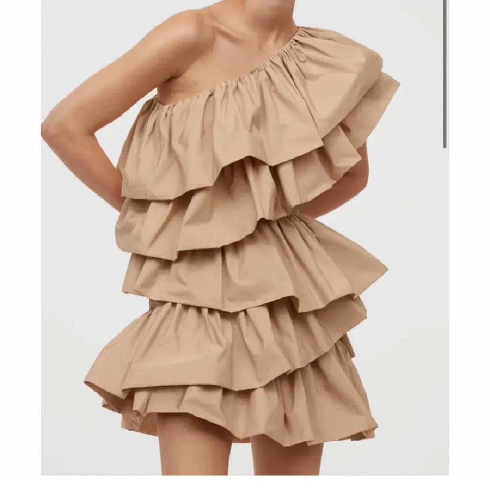 Säljer denna coola klänningen från H&M Conscious. Upplever den som en liten 38. Mycket bra skick! Nypris 1300:- . Klänningar.
