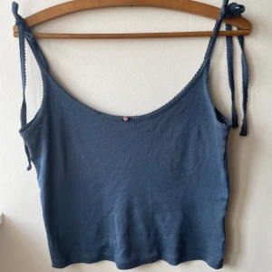 Fin sommartopp med söta detaljer - Fin topp från &other stories med söta detaljer. Perfekt för sommaren!