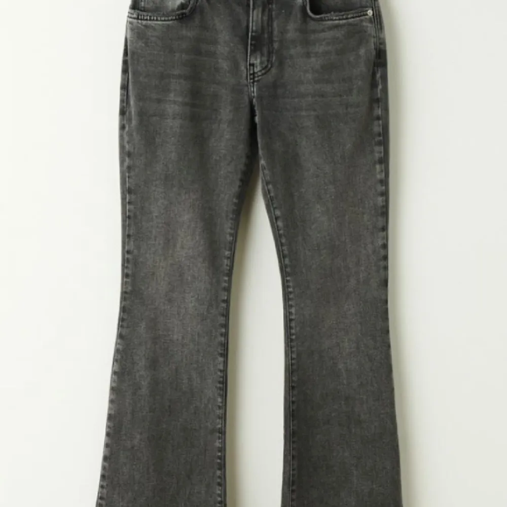 Jag säljer nu dessa super fina jeansen från Gina Tricot. Eftersom att jag har några väldigt liknande har dessa inte kommit till användning, lappen finns kvar. Hör av er om ni vill ha fler bilder!💕💕💕. Jeans & Byxor.