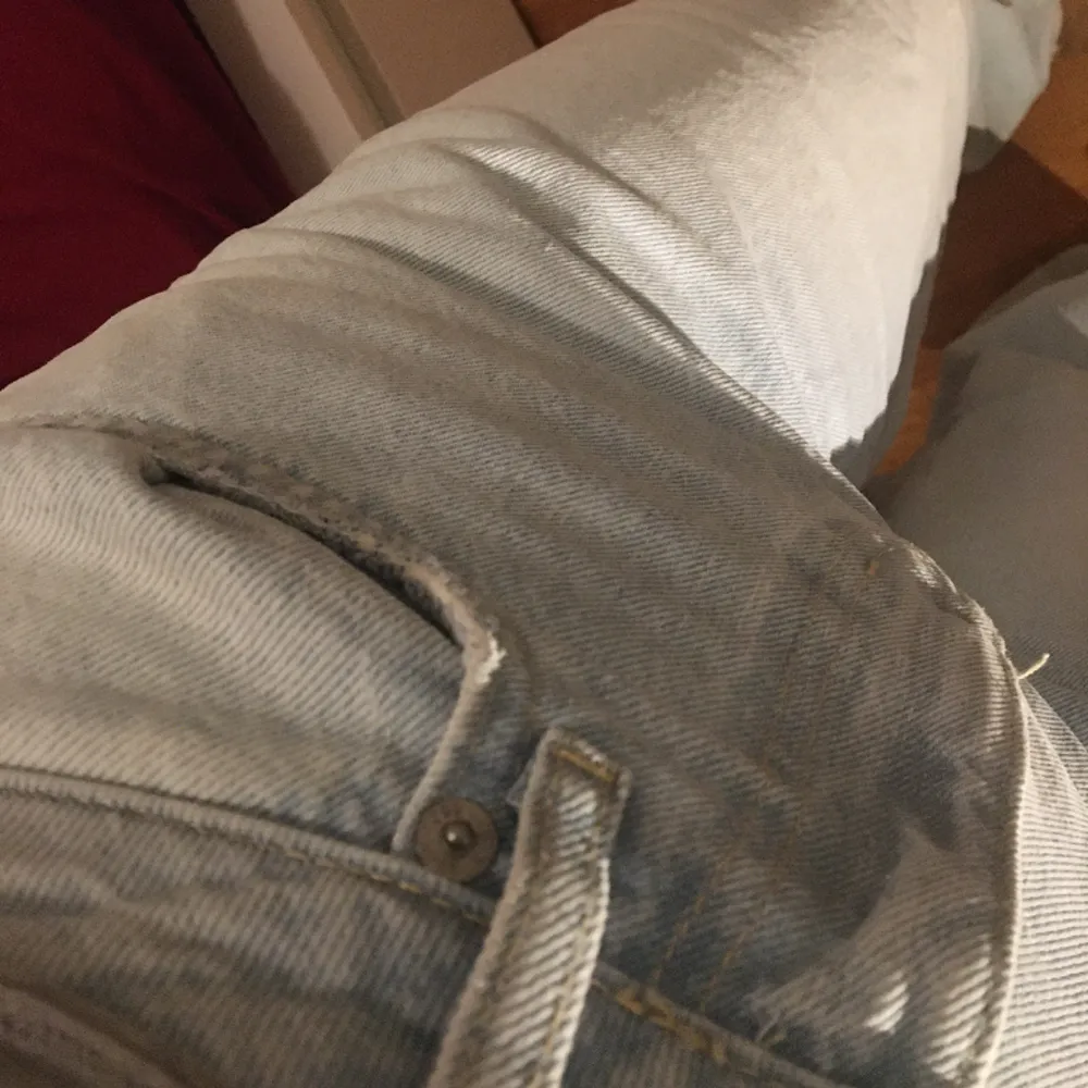 Jeans i modell boulevard från lager 157. Knappt använda, vida ljusblå. Strl xs. Nypris 300kr. Jeans & Byxor.