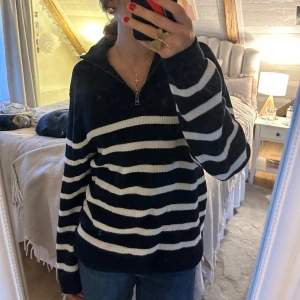 stickad tröja - säljer den här fina stickade tröjan med halv dragkedja, super snygg och skön!💙 är i storlek 164 men den är lite oversized på mig som har s i vanliga fall, skulle säga att den motsvarar s/m! helt ny💞