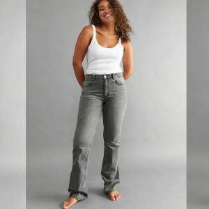 bootcut jeans från Ginatricot, (full length petite flare jeans) kommer aldrig till användning och har ej använt sen över ett halvår tillbaka. Skicket är som nytt,nypris 499kr. Tryck köp nu! Pris kan diskuteras! Har fler bilder. Står ej för frakt🙌