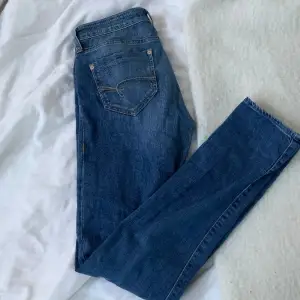 Mavi jeans köpta på Sellpy, knappt använt kanske 2-3 gånger. Säljer då de inte passa mig så bra💕 De är low waist skriv om ni har frågor