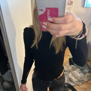 Zara tröja  - Säljer min fina zara tröja i skönt material. Super fin och basic tröja som passar till allt!!💗 Vet inte storlek men kan tänka mig S men passar mig som är rätt liten super bra. 