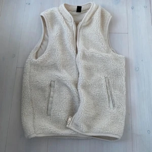 Väst  - Super snygg vit väst. Inga fläckar eller liknande. 🌸 för fler bilder så är det bara att skriva 