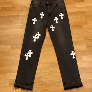 Chrome hearts jeans - Säljer dessa feta chrome hearts jeans är storlek 30 men kan möjligtvis passa 31. Dem är helt nya och helt oanvända. Passade bara inte mig. 