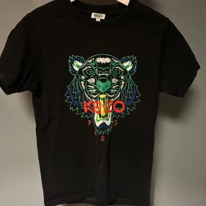 Kenzo T-Shirt  - Tjena! Säljer min Kenzo T-Shirt i storleken Xs.  Cond 7/10