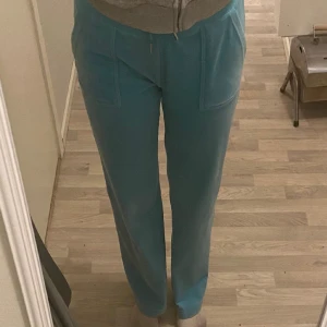 juicy couture byxor  - Det är juicy couture byxor i färgen turkos och storlek M. Jag säljer dessa eftersom jag knappt använt dom och dom är lite stora för mig. Kostade 1200 när jag köpte dom. 