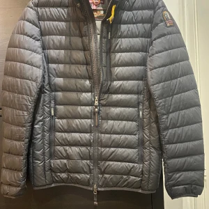 Parajumpers jacka  - Säljer nu en Parajumpers jacka då jackan har börjat bli liten för mig.   Pris går att diskuteras!