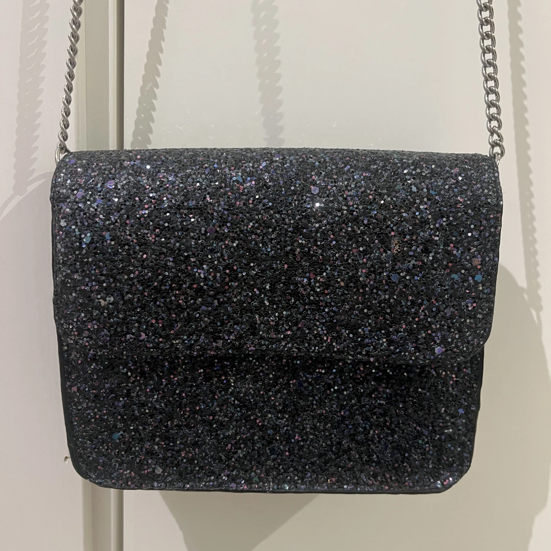 Glittrig svart handväska