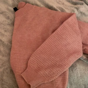 Stickad tröja - Jättefin sparsamt använd