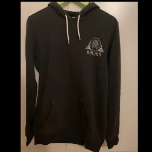 Adidas hoodie - Storlek S Bra skick Se bild tre för tvättråd och material.