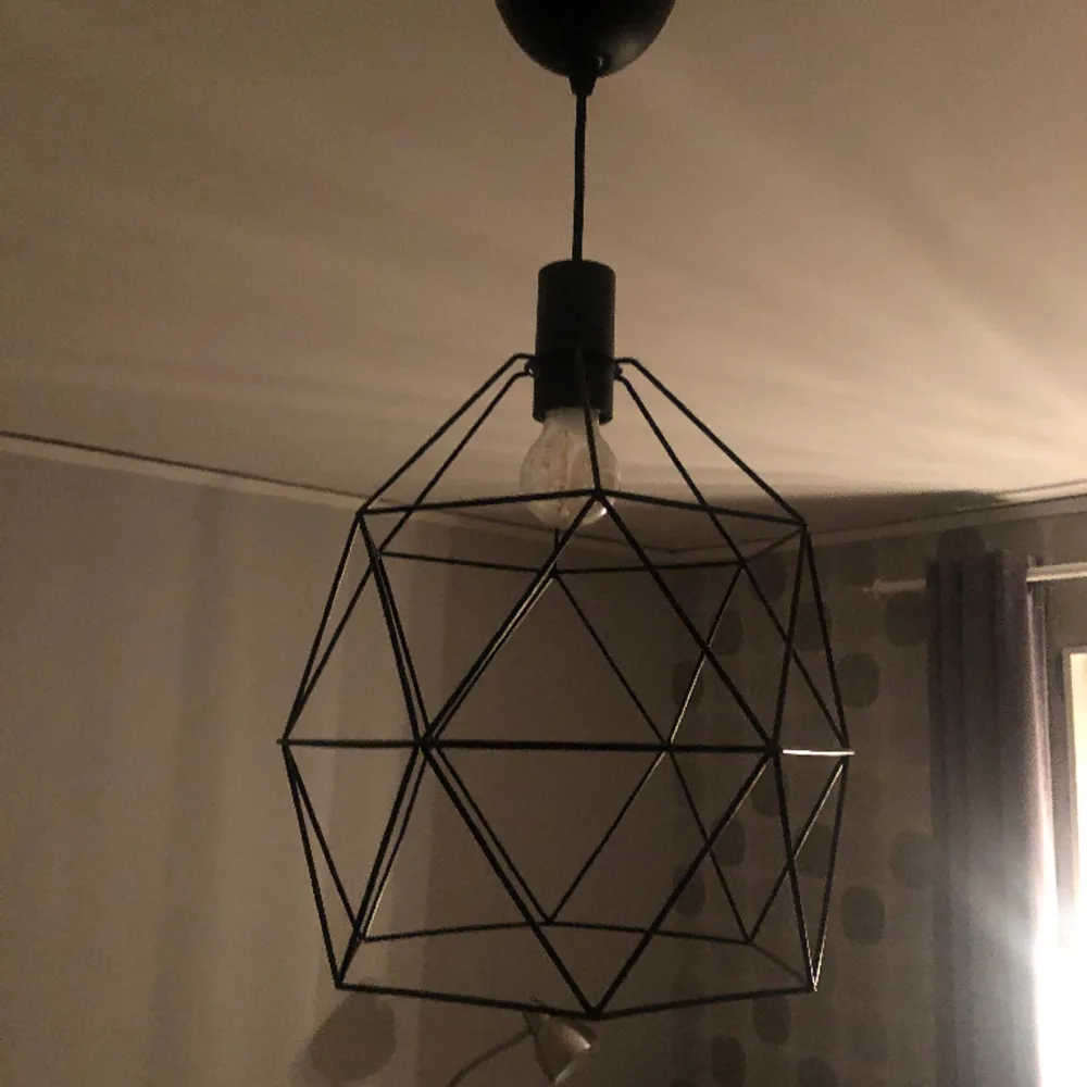 Har fått en ny lampa och säljer denna. En stilren design som passar hos alla! Den är köpt på Ikea-299kr original pris. Men lampan tillkommer lampsladd och allt moteringsmaterial. . Accessoarer.