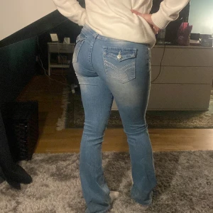 Ljusblåa lågmidjade jeans  - Lågmidjade ljusblåa jeans med snygga fickor på bakfickorna, väldigt bekväma och stretchiga. Lite trasig på sidan av Jeansen som ni ser på bilden, annars i jätte bra skick. Storlek 34/xs 💖 #stockholmstil #lågmidjade #ljusajenas