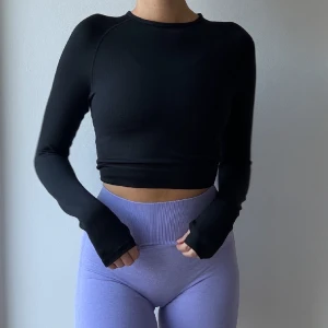 TRÄNINGSTRÖJA - Snygg croppad träningströja i nyskick och utan några defekter, skönt material och hål för tummarna! Köparen står för fraktkostnad 🖤