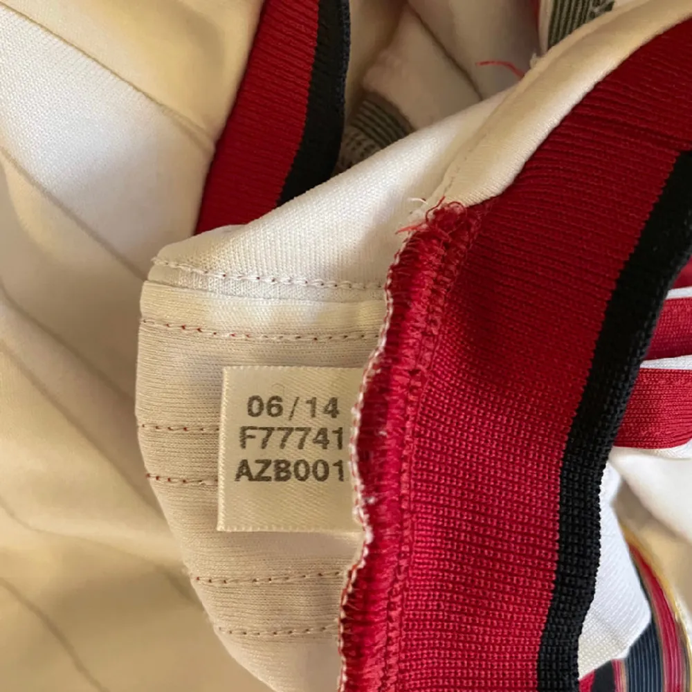 Milans officiella bortatröja från 2014 med den skicklige yttern El Shaarawy #92 på ryggen.  Produktkod: F77741. T-shirts.