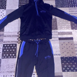 HUGO BOSS tracksuit - Helt ny HUGO BOSS TRACKSUIT KÖPT PÅ ROOM 1006 för 2500kr. . Som sagt helt ny knappt använd. Möts upp i Malmö men kan även fraktas.