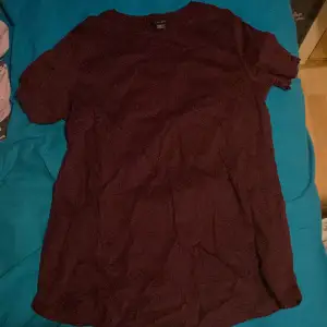 En krusbär(?) färgad tröja från en supermarket i finland som jag aldrig använt ❤️
