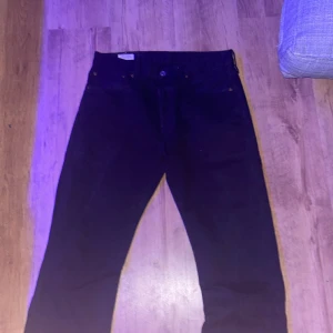 501 jeans s - 32/32 i st, lite stor. Men de är ganska tjocka nere 
