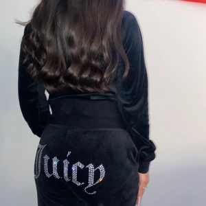 Svart Juicy tracksuit🖤 - Säljer nu min fina svarta Juicy Couture tracksuit som är i bra skick, använts ett fåtal gånger och är i storleken S (köpt från JD sports).  Kontakta mig vid intresse, fler bilder mm. (Vid snabbt köp kan jag tänka mig att sänka priset) 🫶🏽 