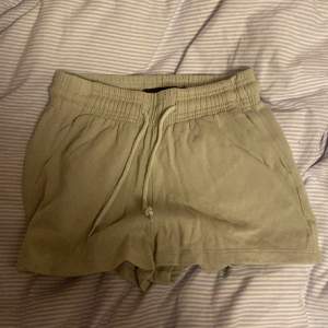 Jag säljer ett par ljus gröna shorts från lager 157 i storlek xs. Ena snöret är det en Knut på 