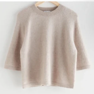 Jättesnygg stickad t-shirt - Säljer pga används inte. Knappt använd och jättefint skick nypris var ca 600🩷💕