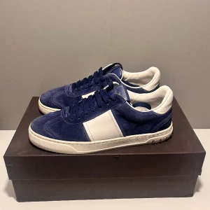 Valentino flycrew  - Säljer ett par mörkblåa valentino flycrew i storlek 40, cond 8/10 lite heeldrag och slitna ändar på snörena, men mockan är i bra skick! Kommer med OG box, dustbags och booklet.