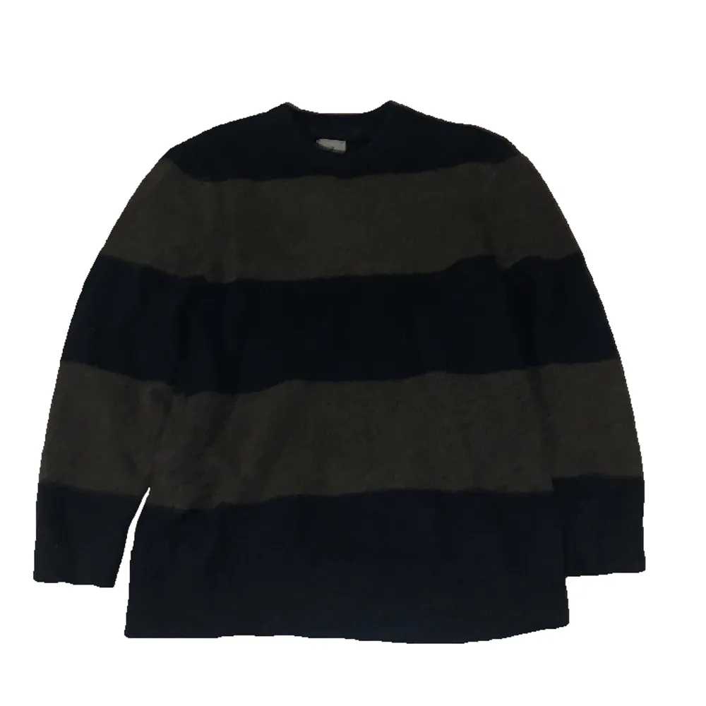 En Tate sweater som är från hm. Kommer ej till användning längre och är inte riktigt min stil längre. Jätte bra skick 10/10. Priset är fast då den är i bra skick och jag köpte den för 300. Kan passera som en M. Tröjor & Koftor.
