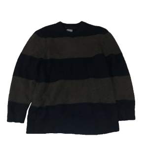 En Tate sweater som är från hm. Kommer ej till användning längre och är inte riktigt min stil längre. Jätte bra skick 10/10. Priset är fast då den är i bra skick och jag köpte den för 300. Kan passera som en M