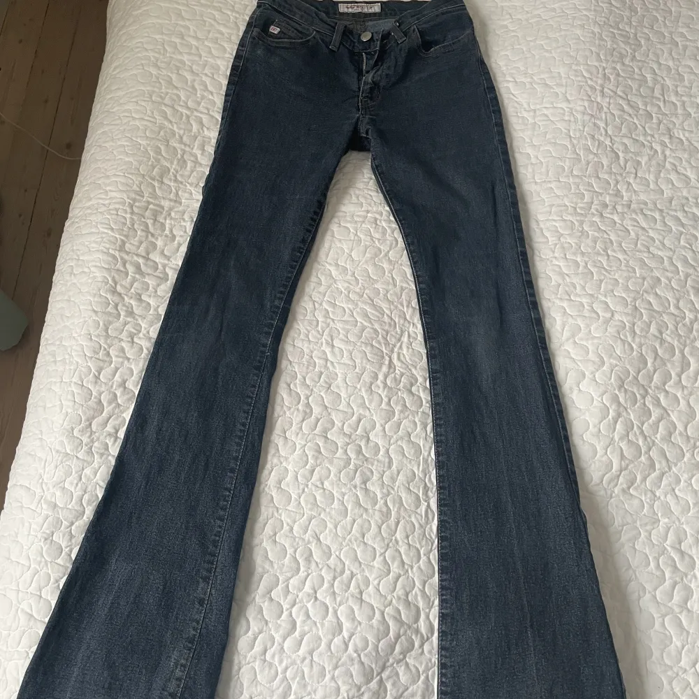 Snygga vintage lågmidjade bootcut jeans från märket miss sixty. Små i storleken och säljer för att dom inte passar mig tyvärr. Skriv för mått!❣️❣️. Jeans & Byxor.