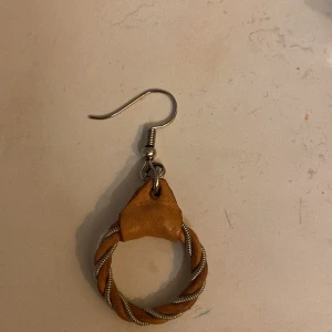 Örhängen i läder - Äkta läder. Aldrig använda men untan prislapp. Köpta i en butik på marstrand. Handgjorda. Möts gärna upp eller levererar om du bor i Kungälv/ytterby. 