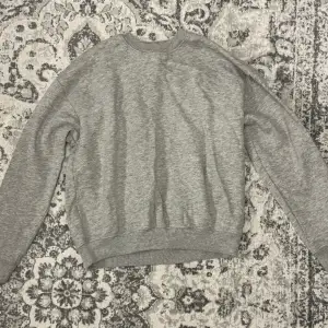 En jätte skön sweater från lager 157! Helt oanvänd och därför i nyskick! Säljer billigt för rensar min garderob ✨ storlek xs