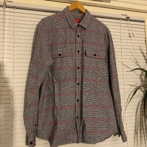 Supreme skjorta - Sjukt snygg och cool supreme skjorta! Välidgt bra skick, knappt använd. Ganska ovanlig, därav priset. Verkligen sjukt snygg. DM vid frågor eller fler bilder! ÄKTA!